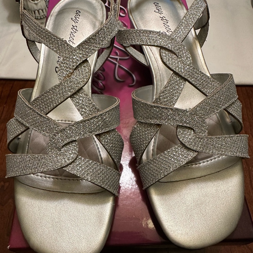 Easy street dress shoes . Woman’s size 6. Worn once to a wedding.